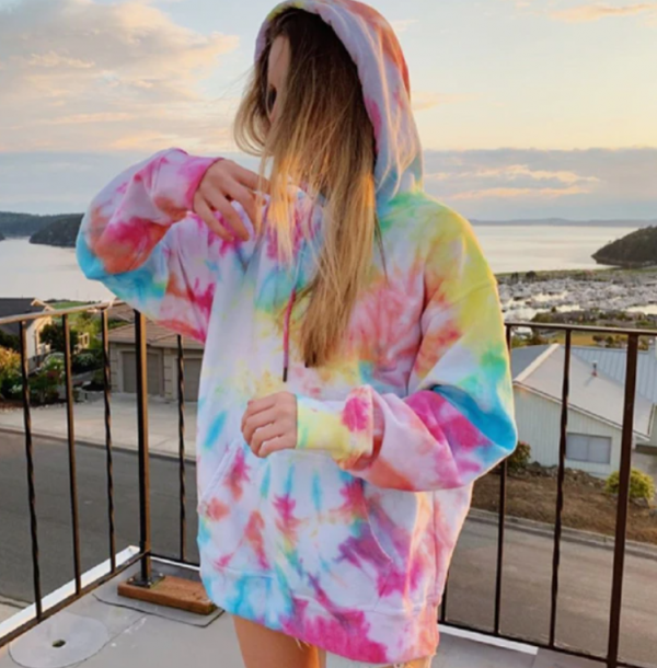 Hoodie oversize dengan motif tie-dye